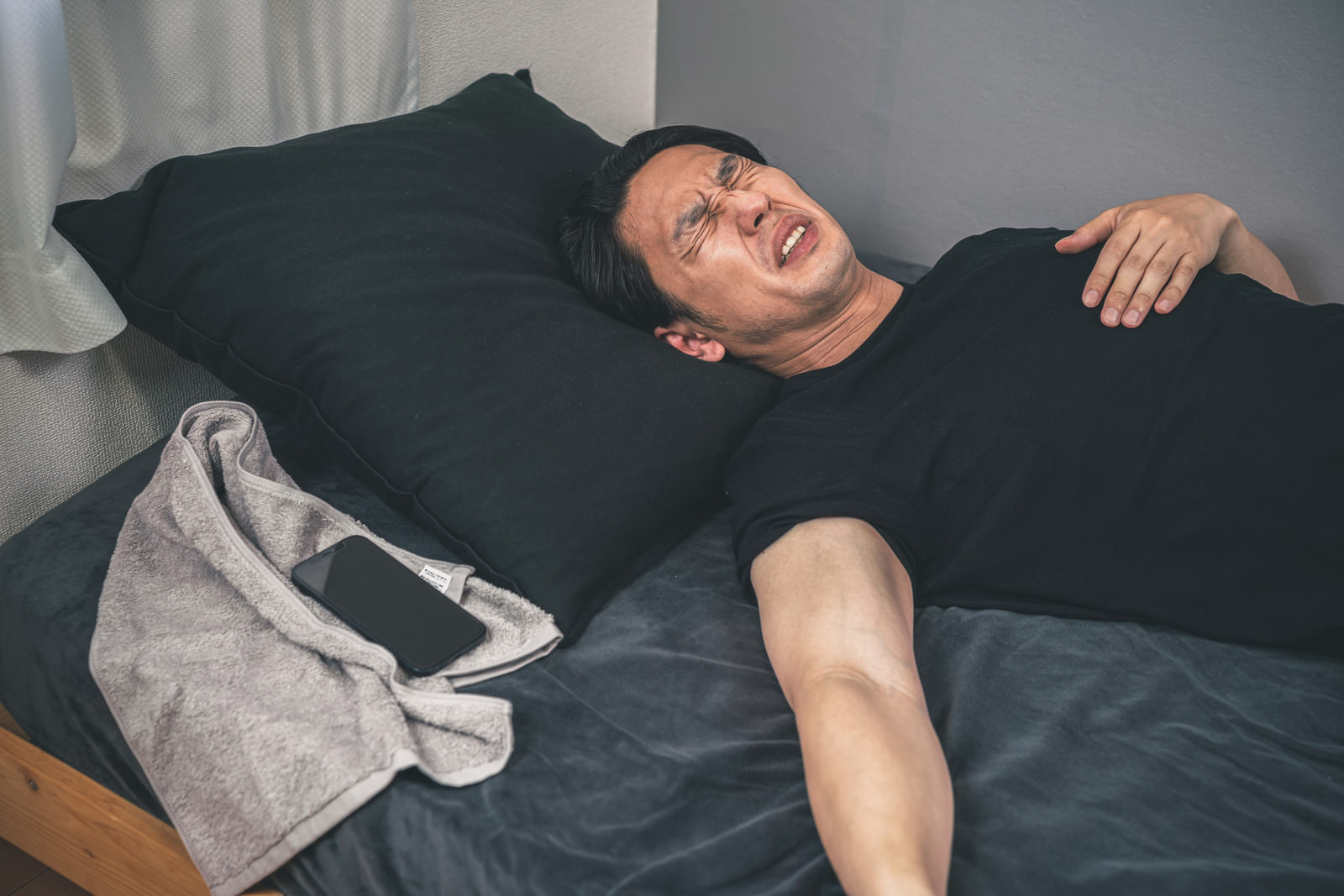 胸毛は剃るとチクチクする？処理の方法とデメリットを解説！