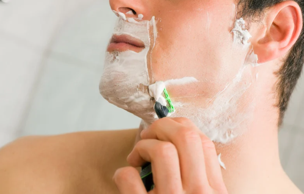髭剃り　ニキビ